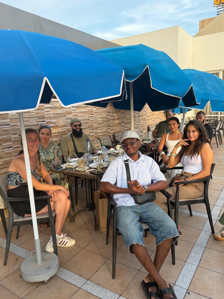 Des membres du réseau attablés en terrasse à Agadir