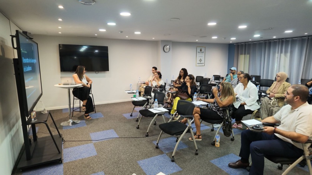 Une salle de gestionnaires assis face à un écran à Casablanca
