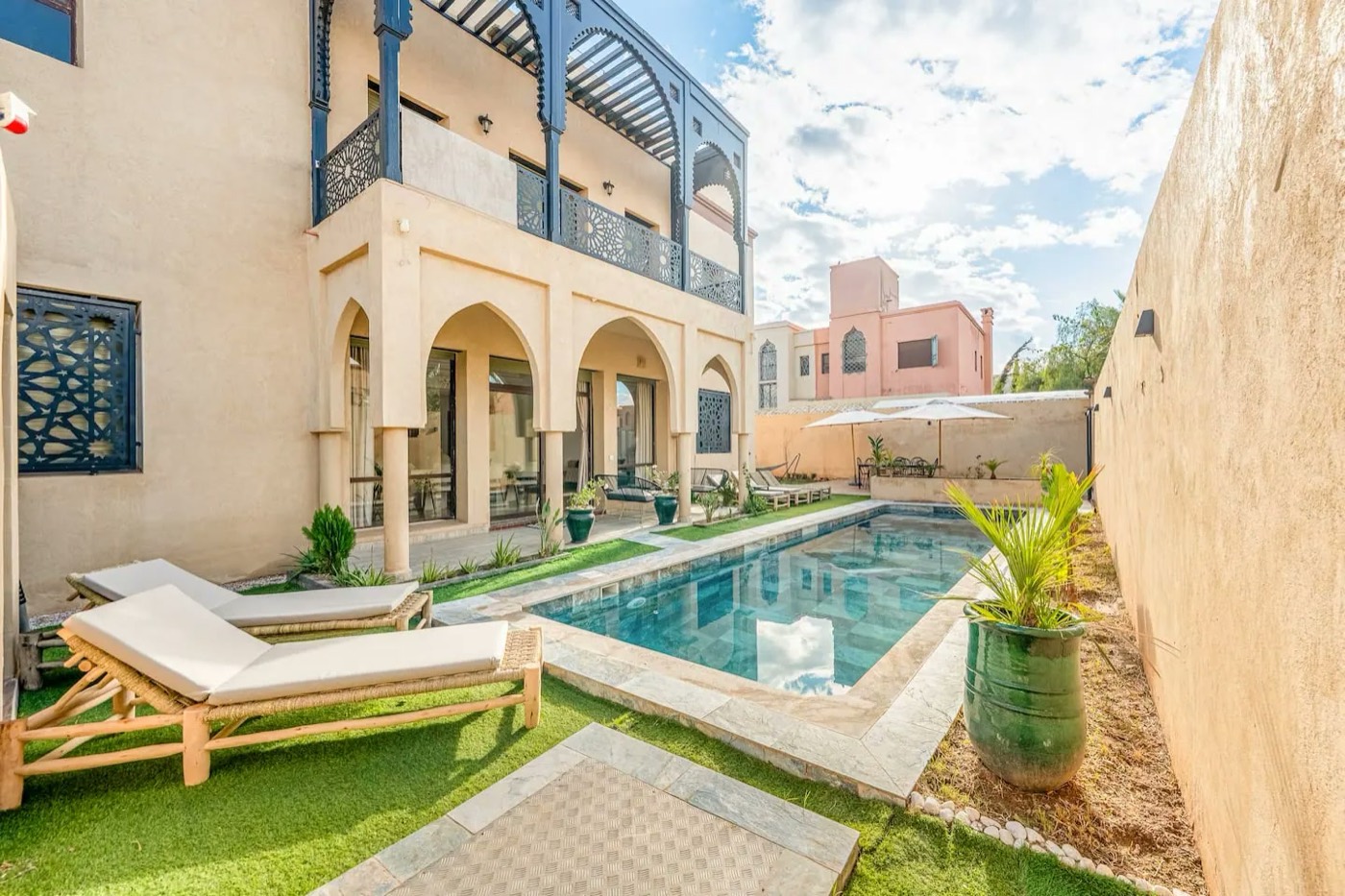 Une villa avec piscine au Maroc